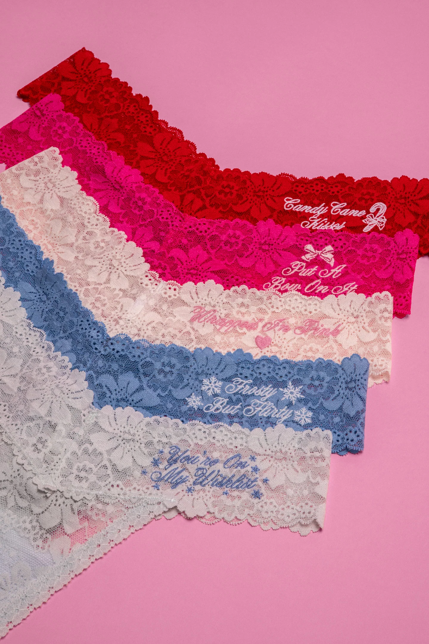 PANTIES THONG DE ENCAJE GUIÑO PINK x LoveShackFancy - PACK DE 5