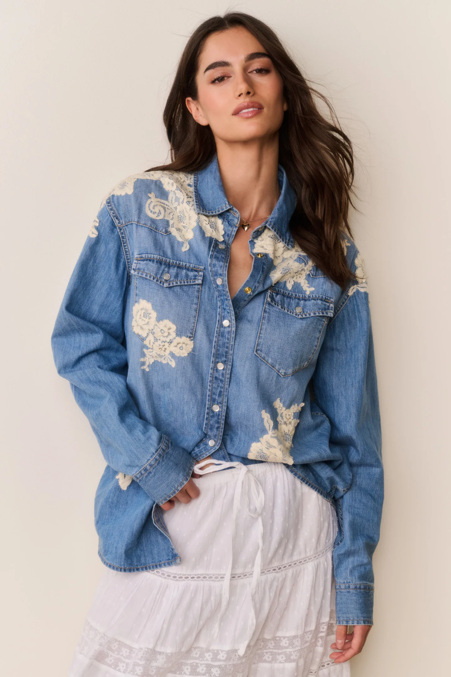 Camisa Kelith con apliques de encaje y tejido chambray