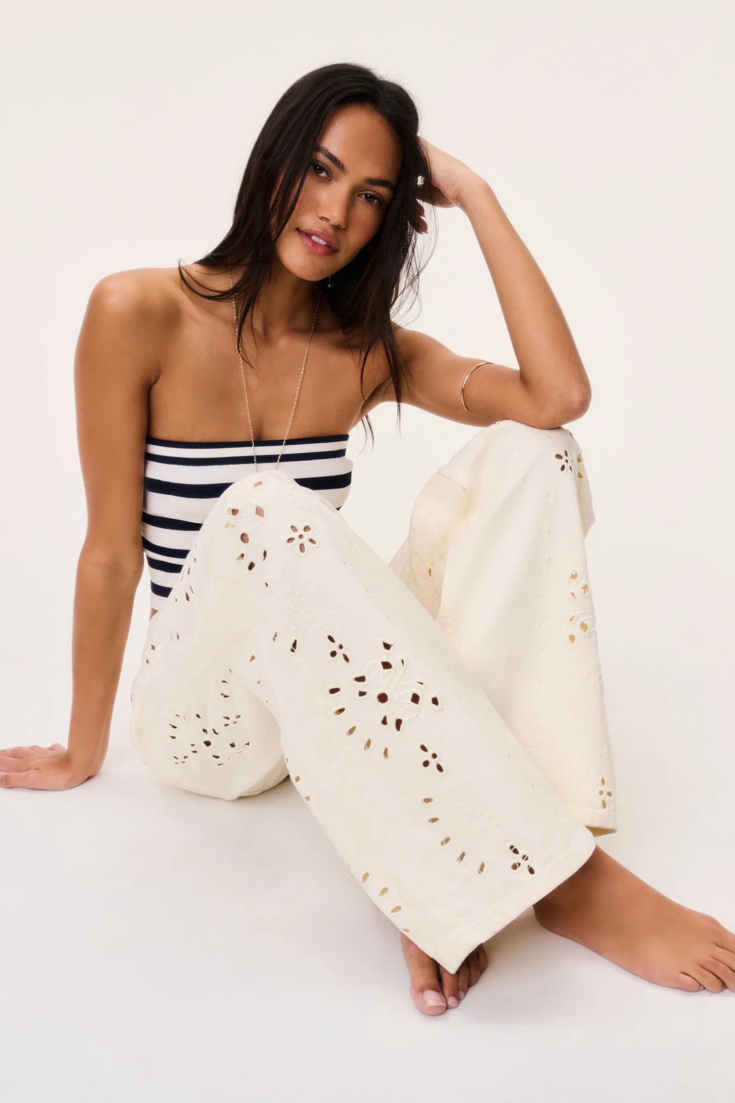 Pantalones Vaqueros con Ojales Florales Dellah