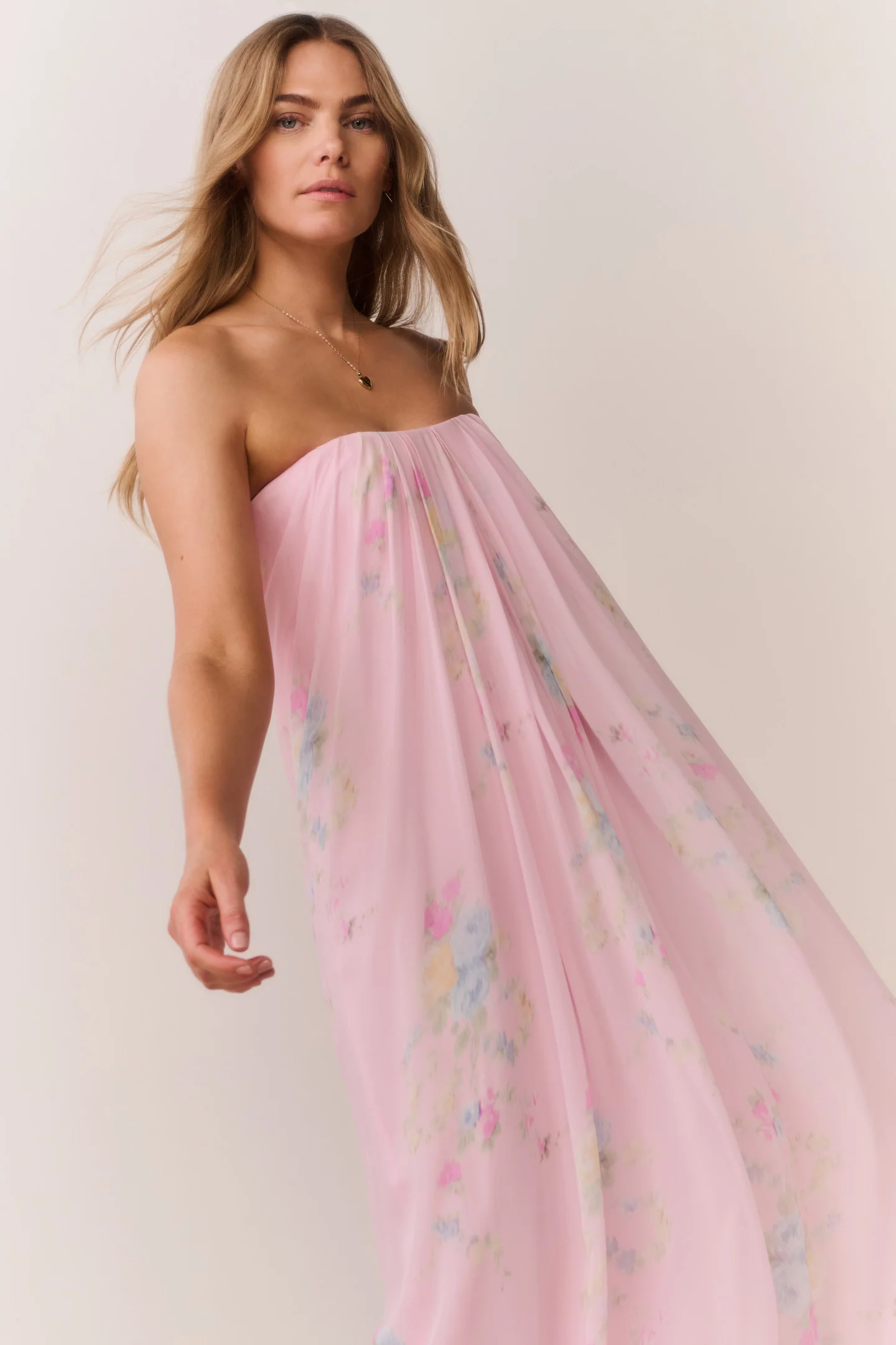 Vestido de Chifón Floral Sin Tirantes Emara