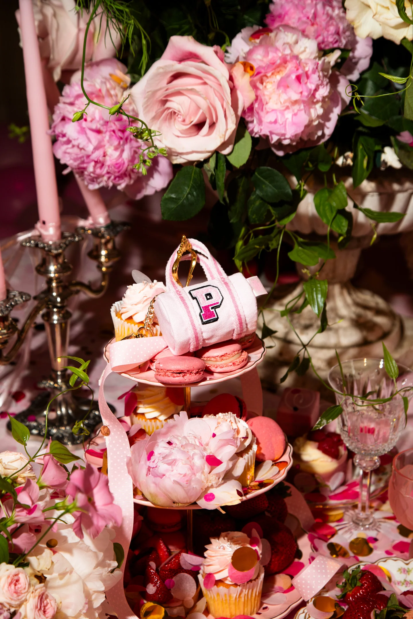 PINK x LoveShackFancy Colgante de Mini Mochila Rosa