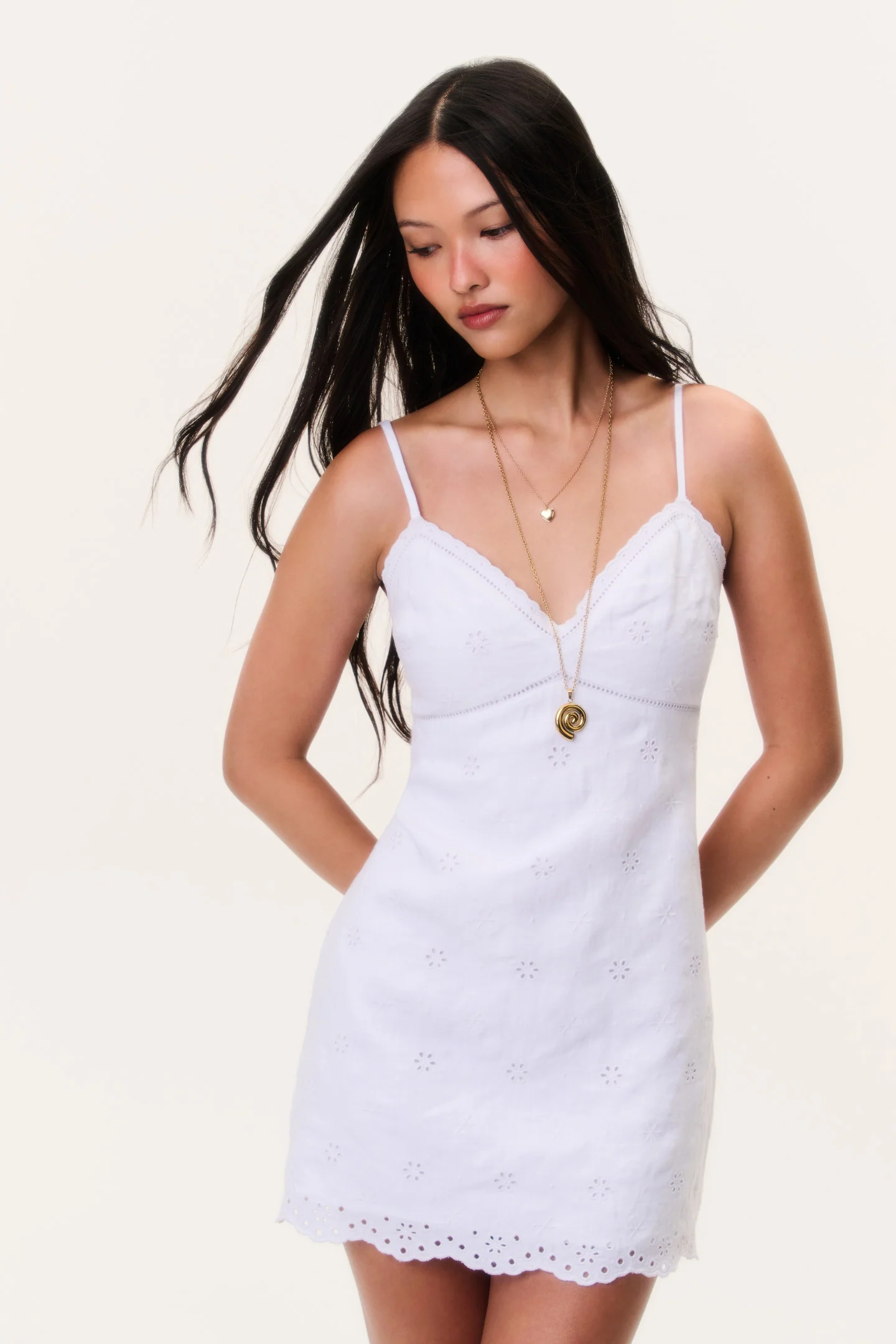 Vestido mini de lino con ojales Becklyn