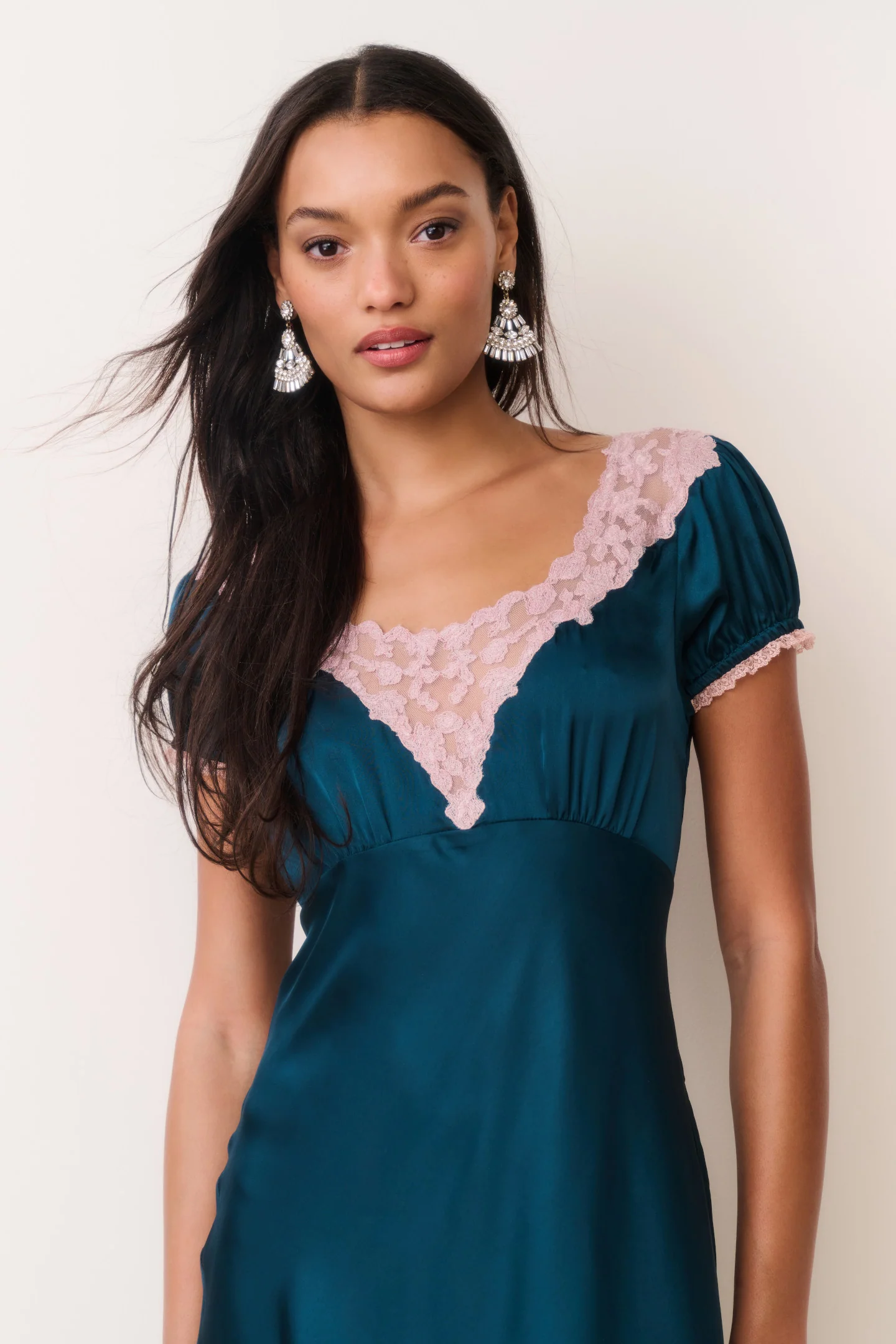Vestido Maxi de Tela Satinada con Encaje Taylis
