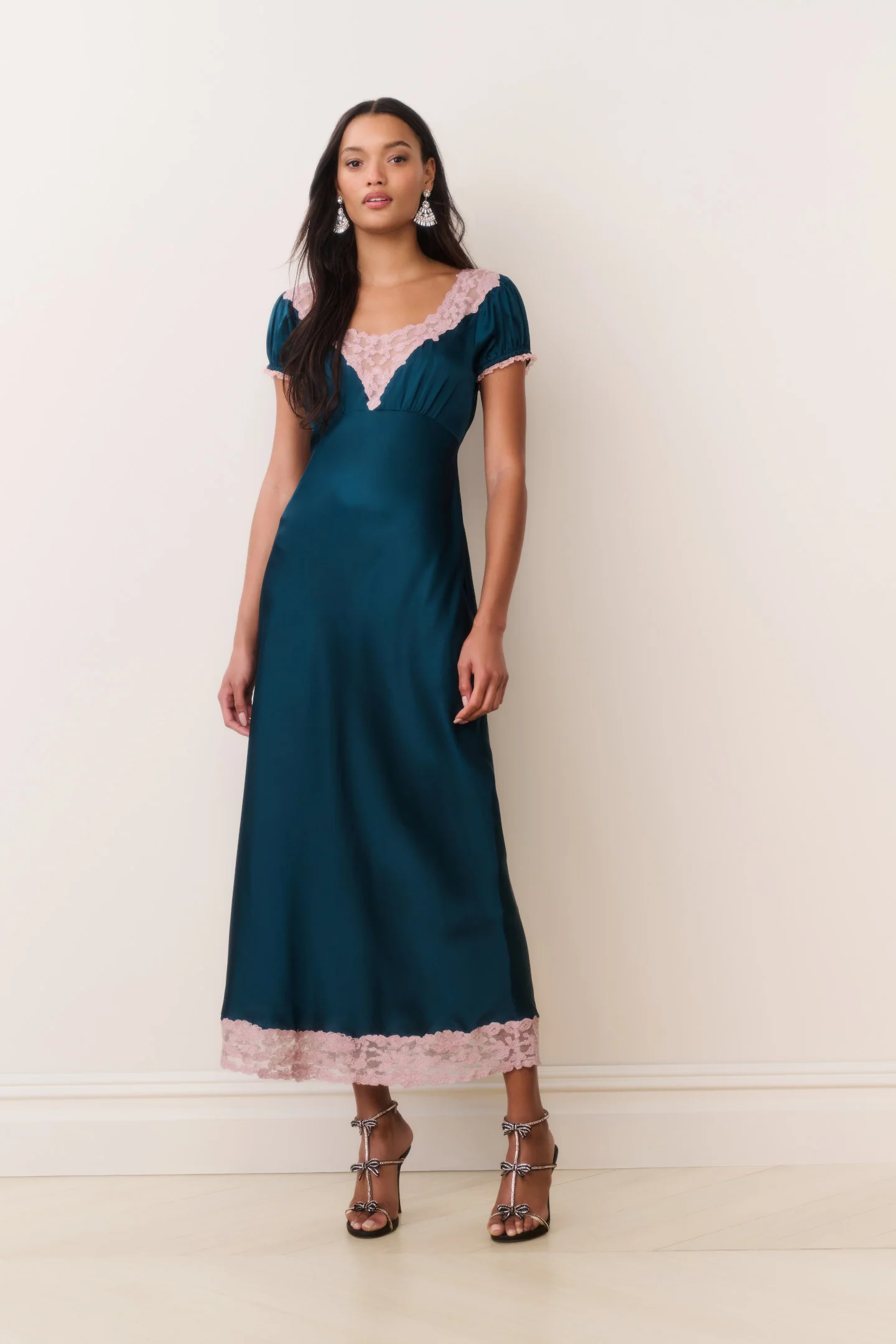 Vestido Maxi de Tela Satinada con Encaje Taylis