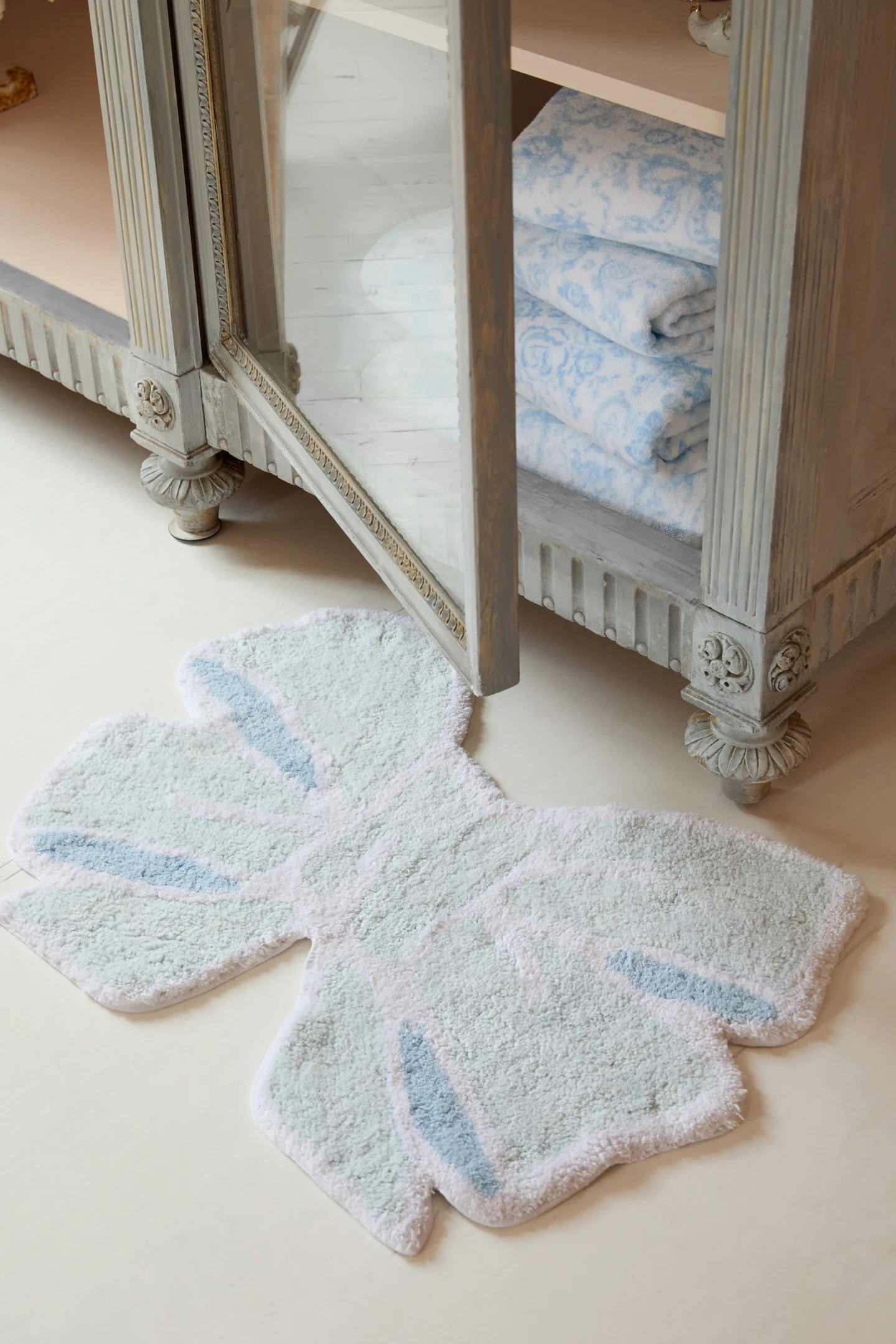 Alfombra de baño con forma de lazo