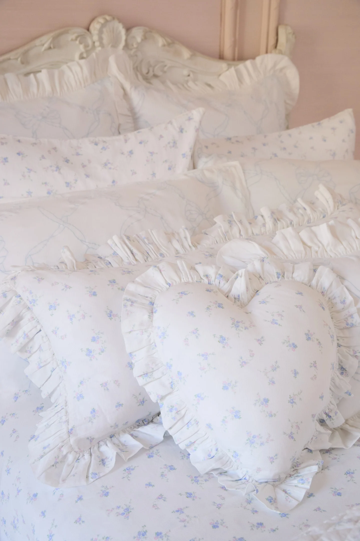 Almohada con Forma de Corazón y Volantes de Atlántico