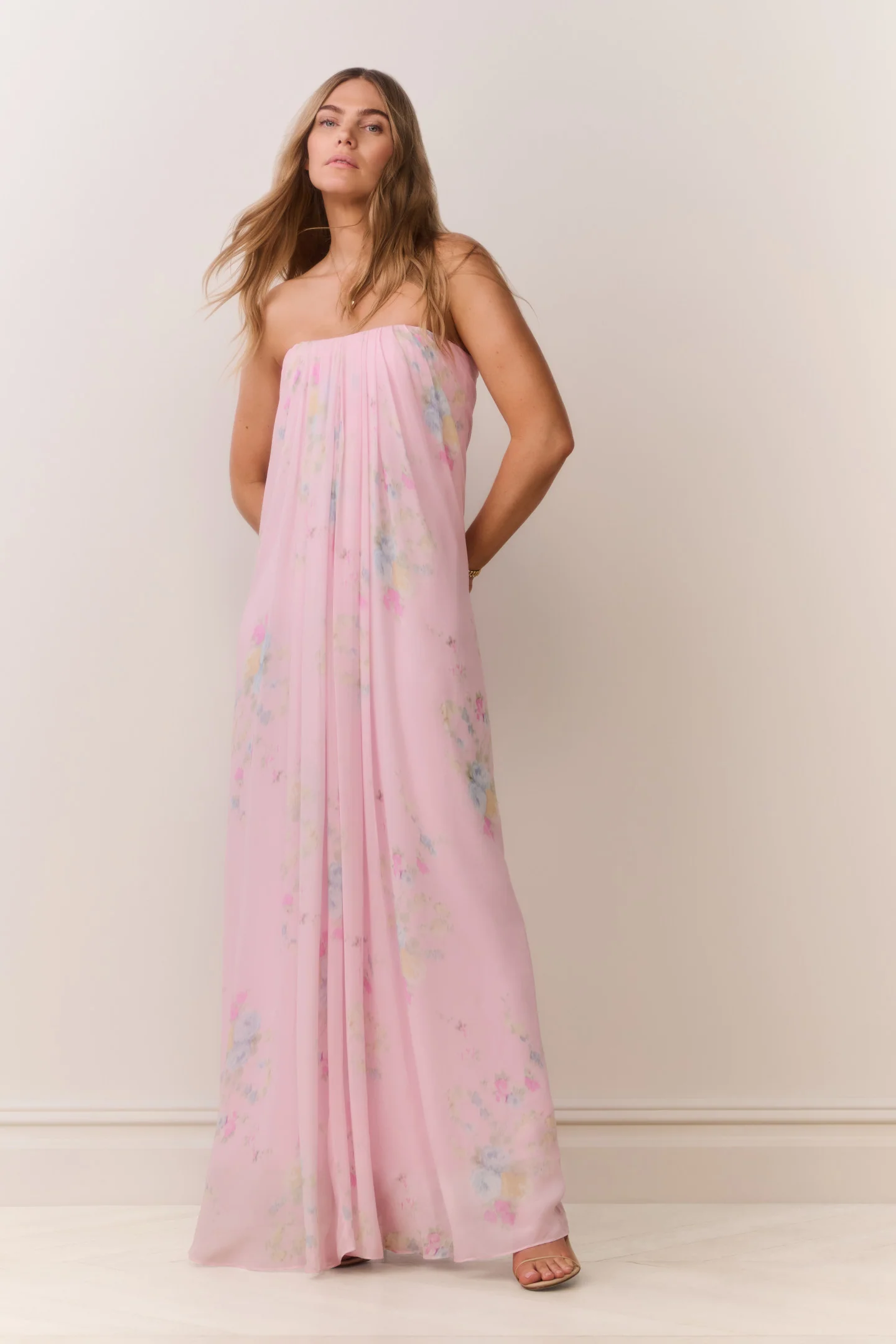 Vestido de Chifón Floral Sin Tirantes Emara