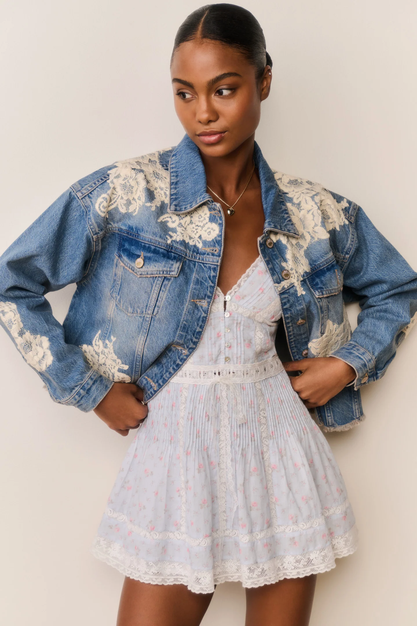 Chaqueta de mezclilla con apliques de encaje Amana
