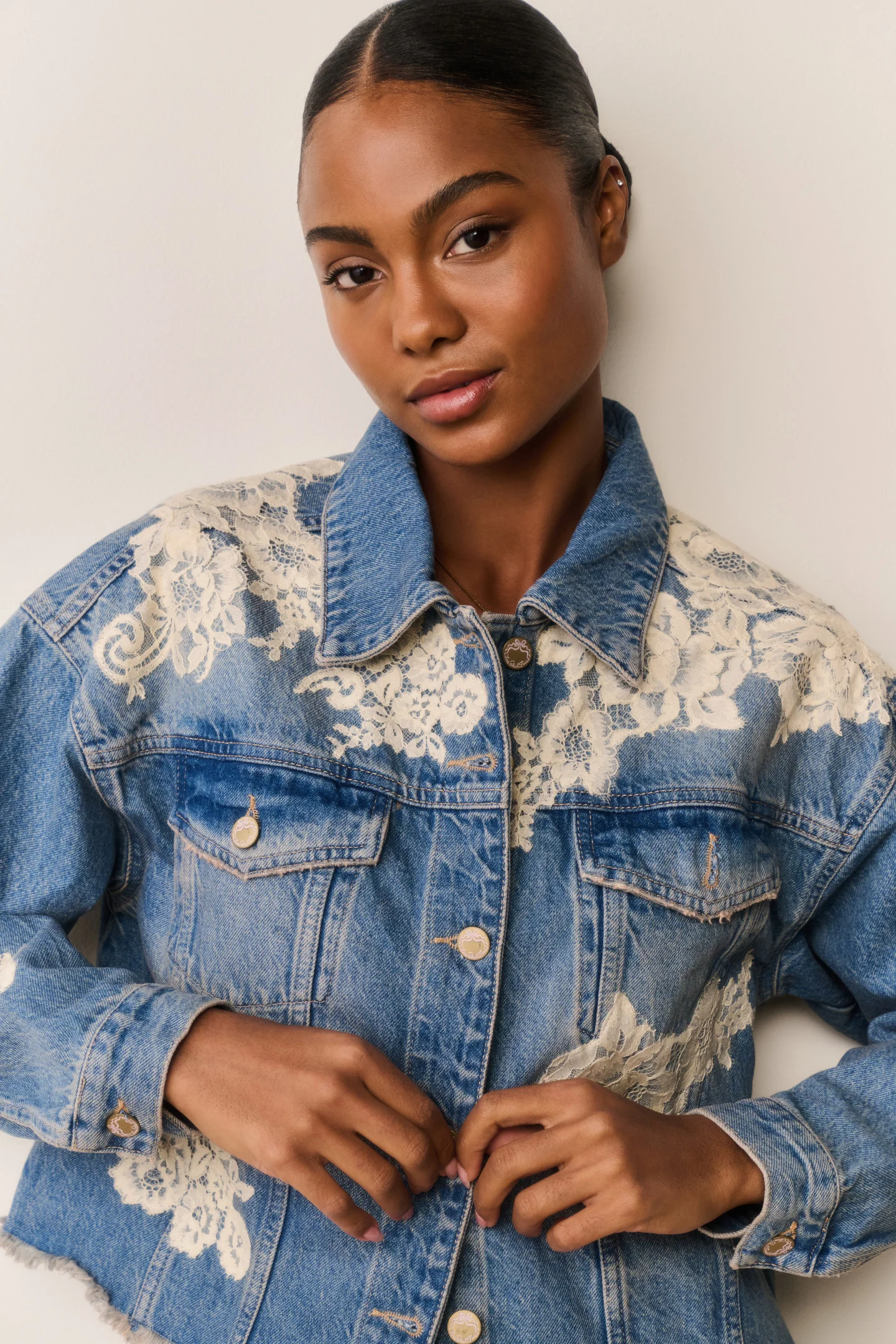 Chaqueta de mezclilla con apliques de encaje Amana
