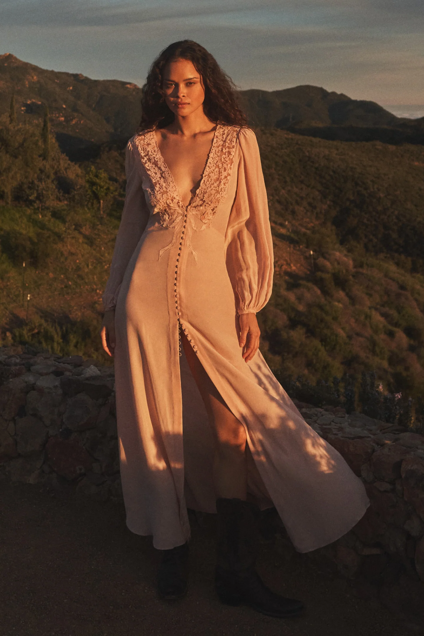 Vestido largo de seda con volantes de encaje Lina